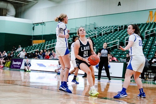 Mariya Sisco playing basketball