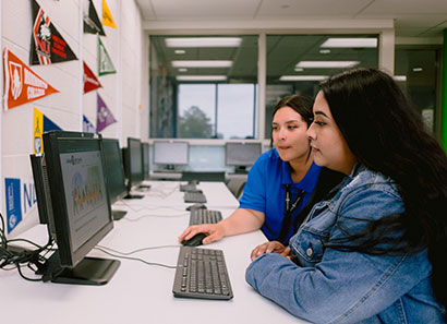 Registration advisor helping a student